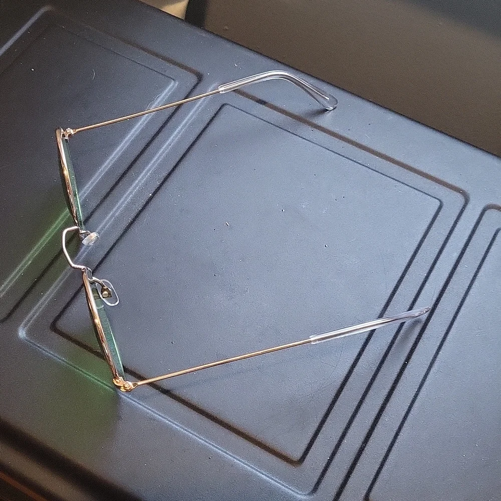 Gold Round Sunnies - Picture 2 of 9